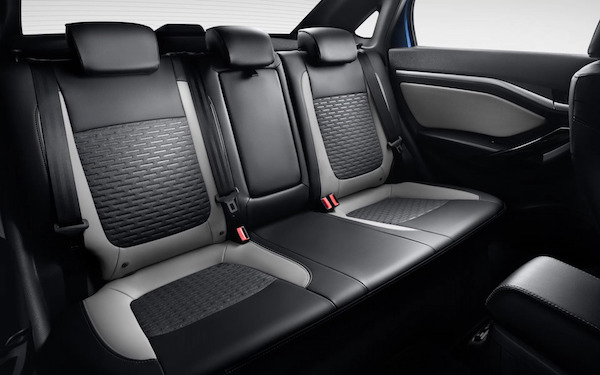 Внутренний мир новой Lada Largus Cross Comfort 5 мест — Ледниковый (221)
